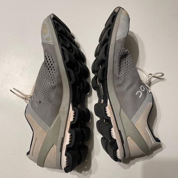On Cloud Cloudsurfer Men’s Size 11.5 Light Gray Running Shoes Small Flaws - Picture 7 of 9